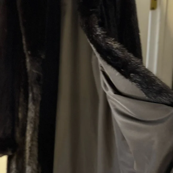 Full Length Mink Coat, “Like New” Only Worn a few Times from Macy’s Fur Vault - Picture 5 of 14